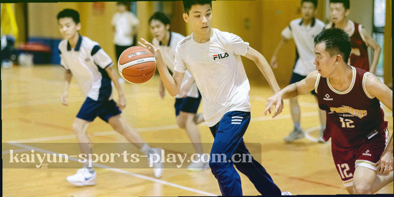 足球场俯视轮廓，带数据统计点